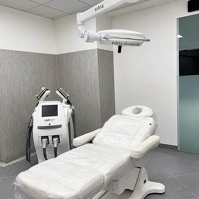 Sala trattamenti con lettino e apparecchiatura CoolTech Define