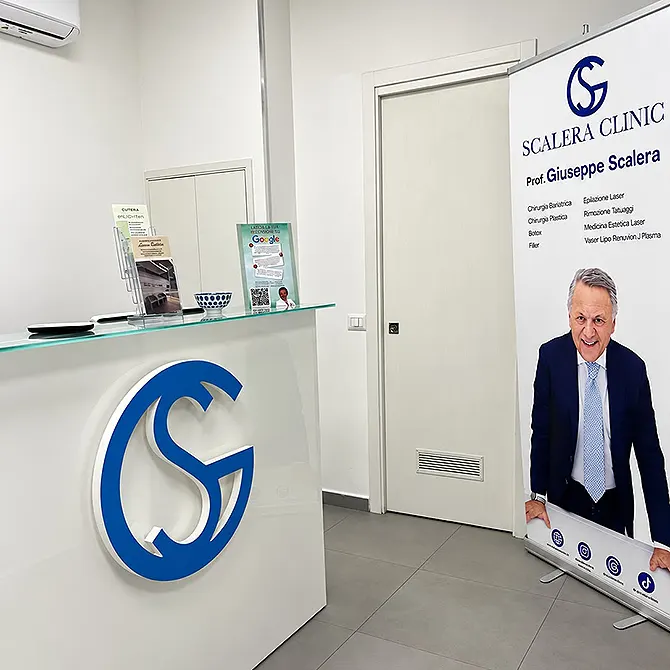 Reception con logo Scalera Clinic